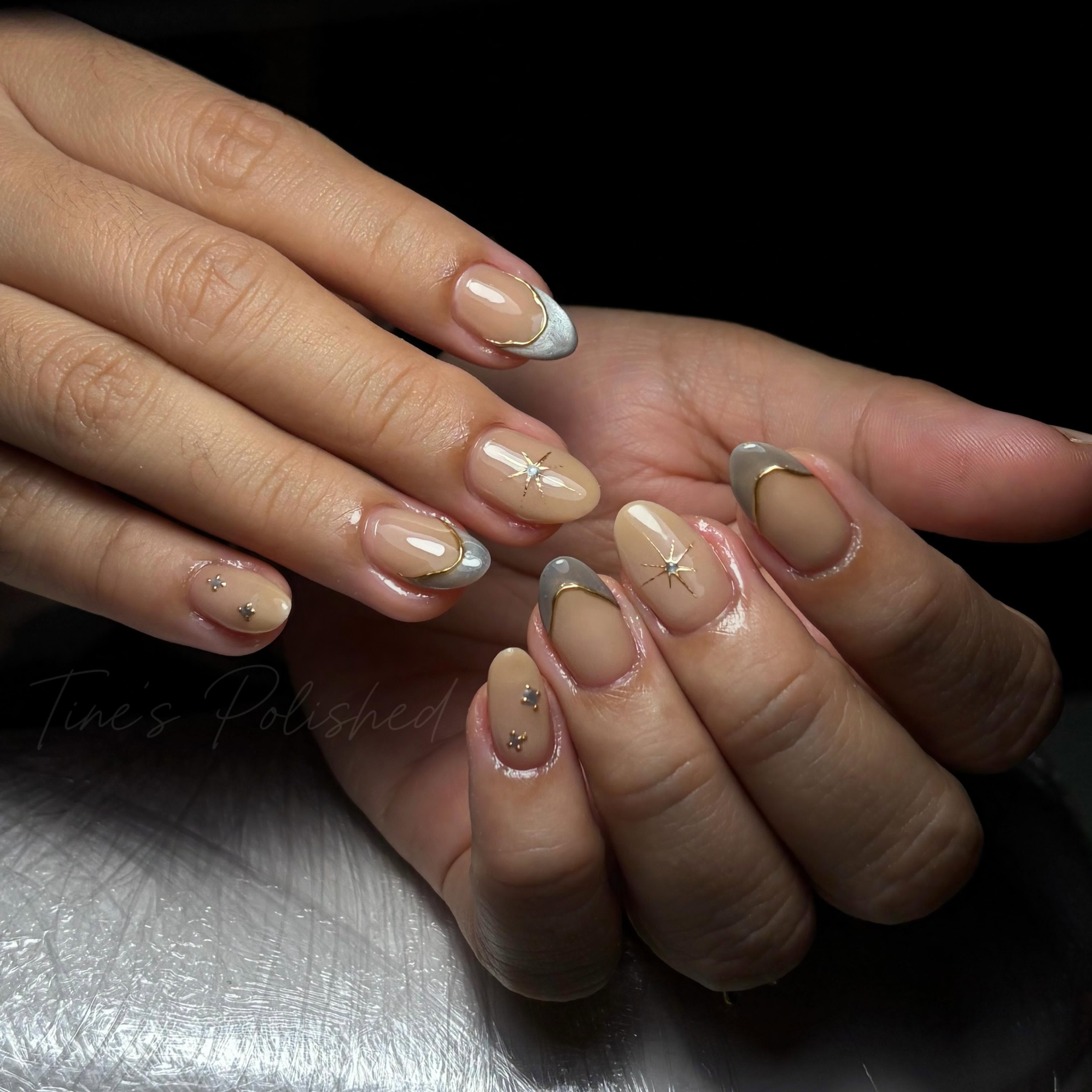 Neutral metallic tip nail art